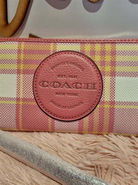 cartera coach rosa